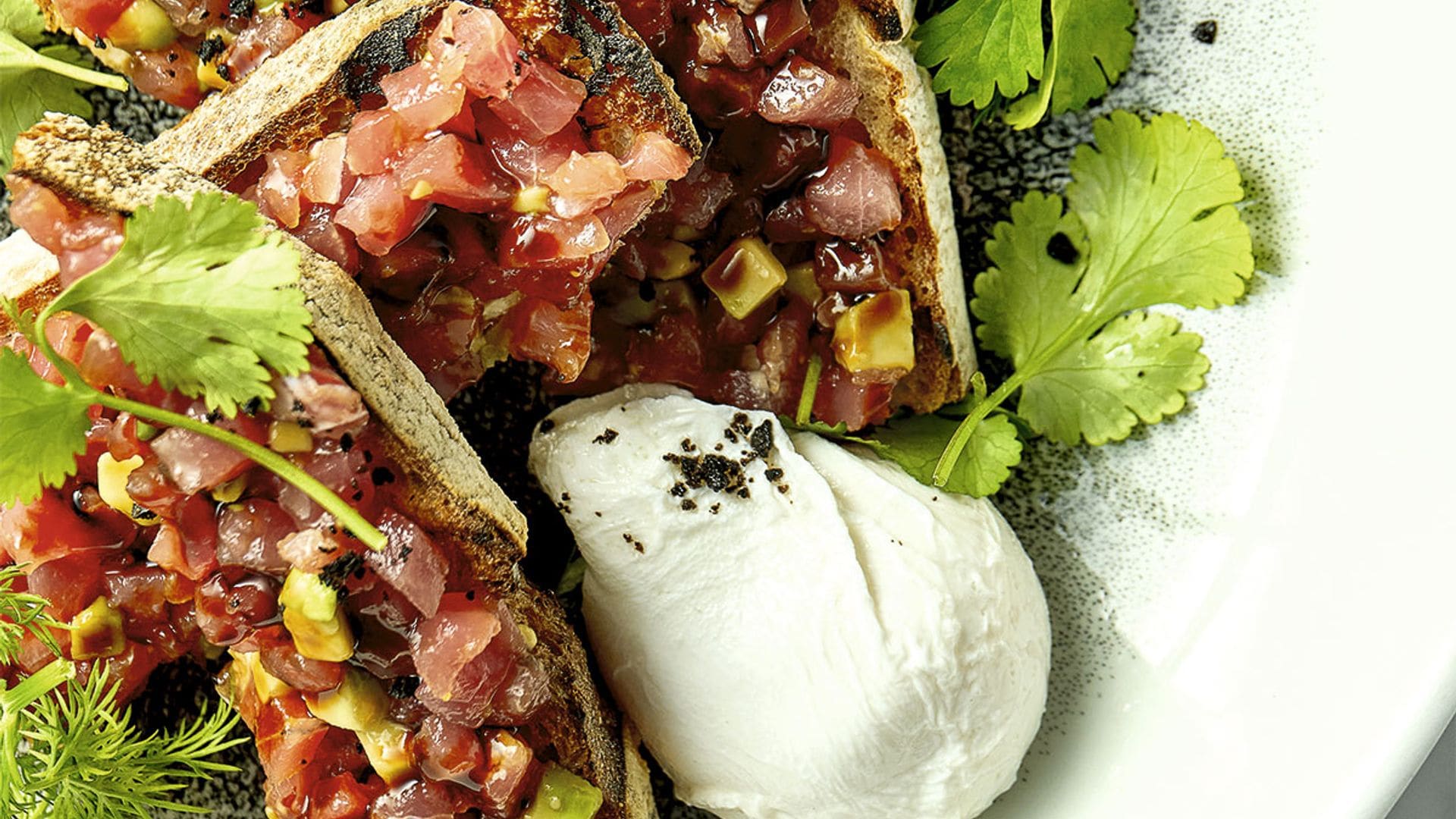 Tartar de atún con papaya, aguacate y mozzarella sobre pan tostado