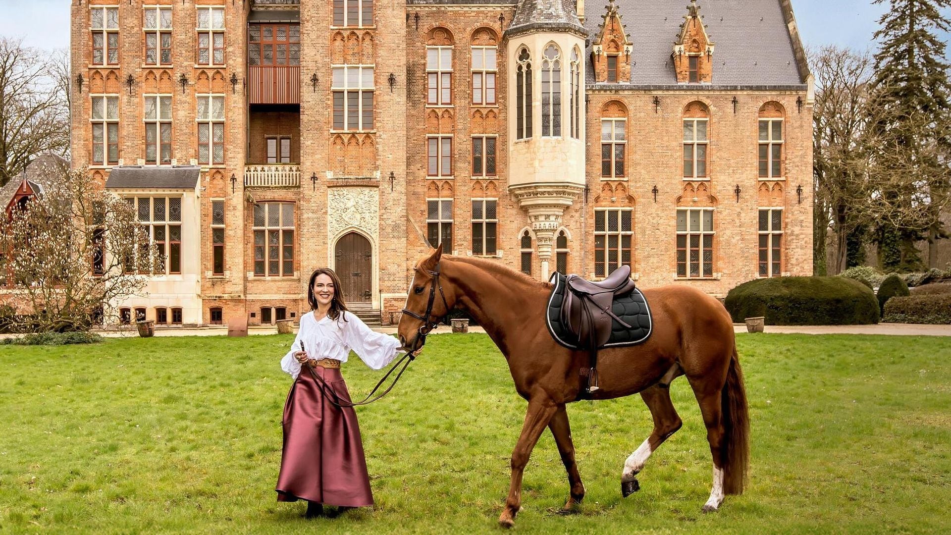 La casa ¡HOLA! de la semana: la baronesa Coralie van Caloen nos abre las puertas del espectacular castillo de su familia en Bélgica