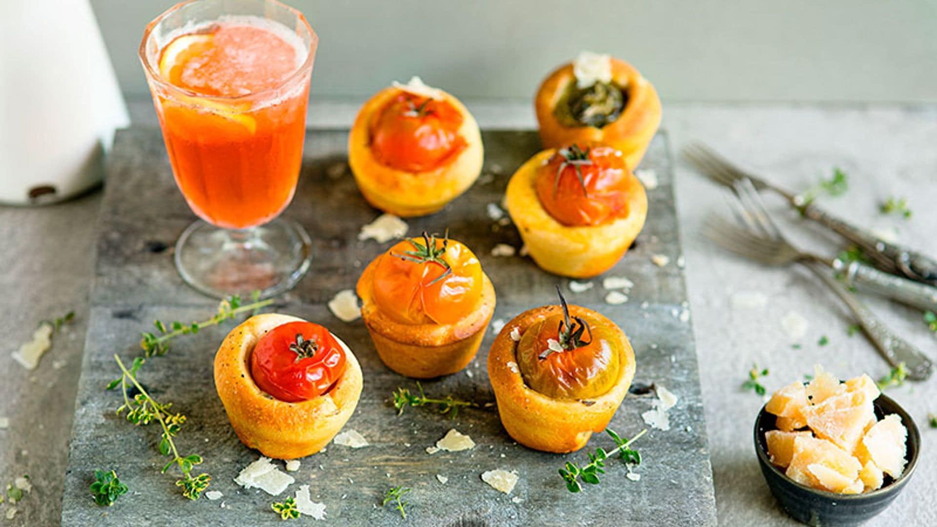 Bocaditos de focaccia con Parmigiano Regiano, romero y tomates cherry