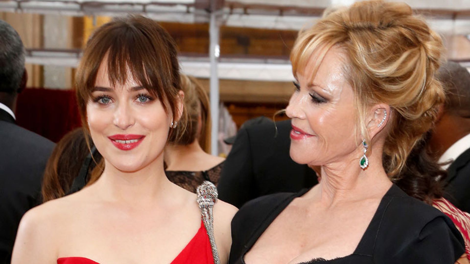 Melanie Griffith, por fin, da su aprobación a Chris Martin, el novio de su hija