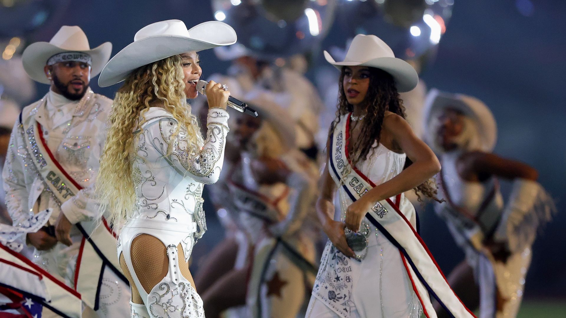 Beyoncé y su hija, Blue Ivy, coordinan sus looks 'cowboy' en un concierto histórico