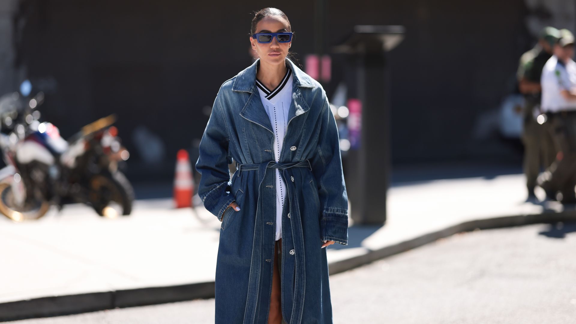 Looks en 'denim' oscuro, la tendencia con la que podrás ir al trabajo en vaqueros