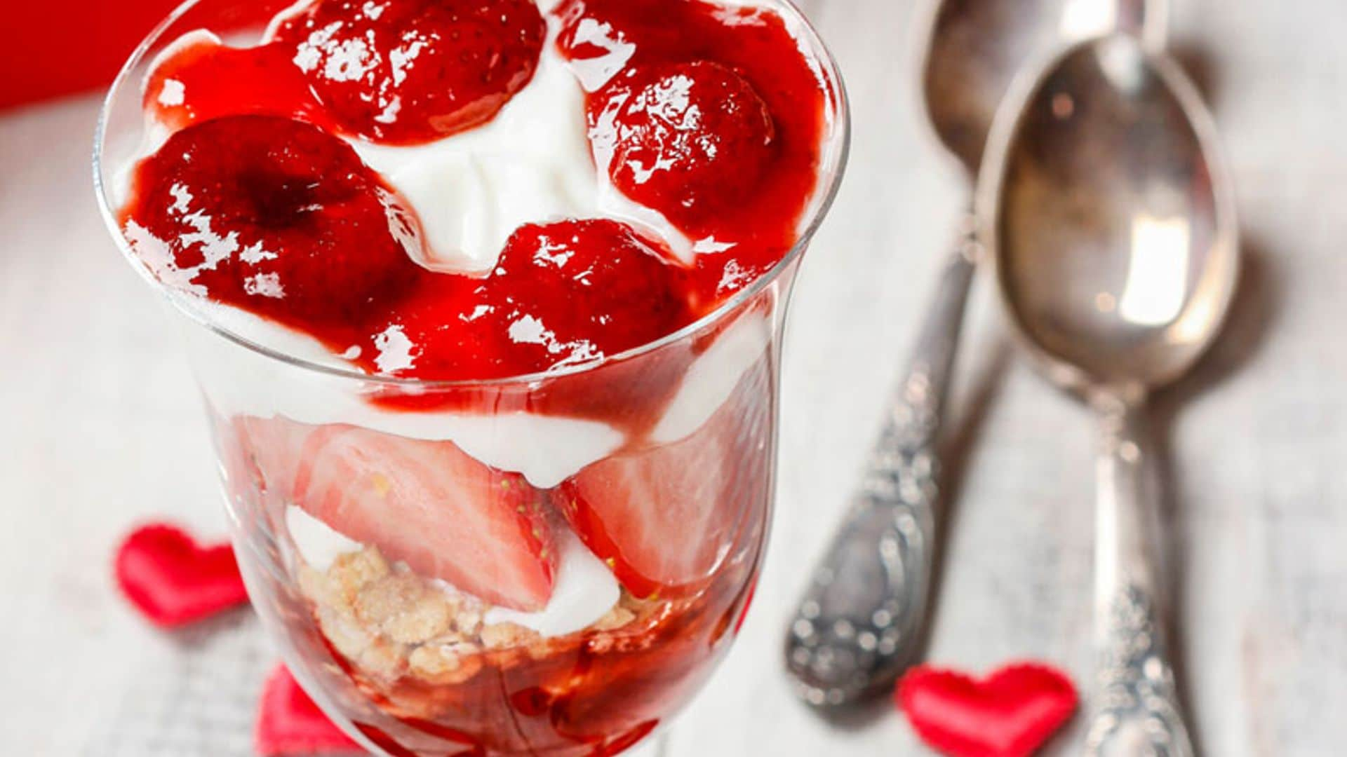 Copa San Valentín de galleta con nata y fresas