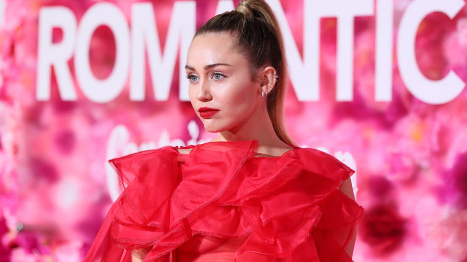 '¿No es romántico?' El vestidazo de Miley Cyrus con mensaje a Liam Hemsworth