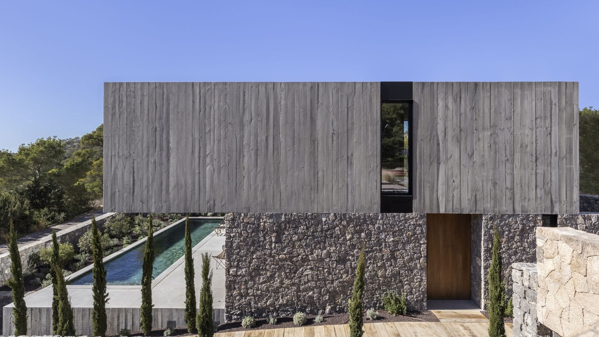 Fachada exterior con volumetría en una casa moderna en Ibiza
