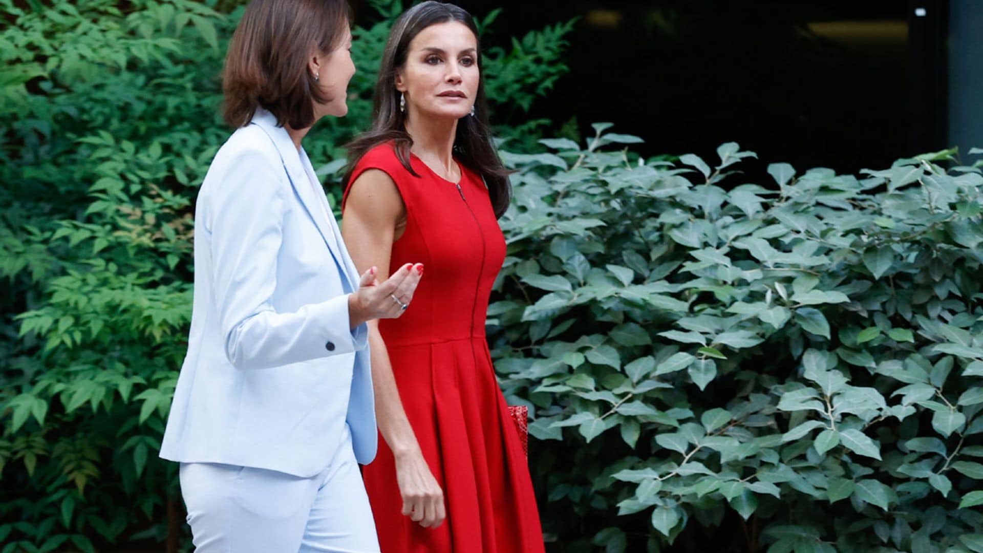 La Reina recicla el vestido rojo con la cremallera que lo cambia todo