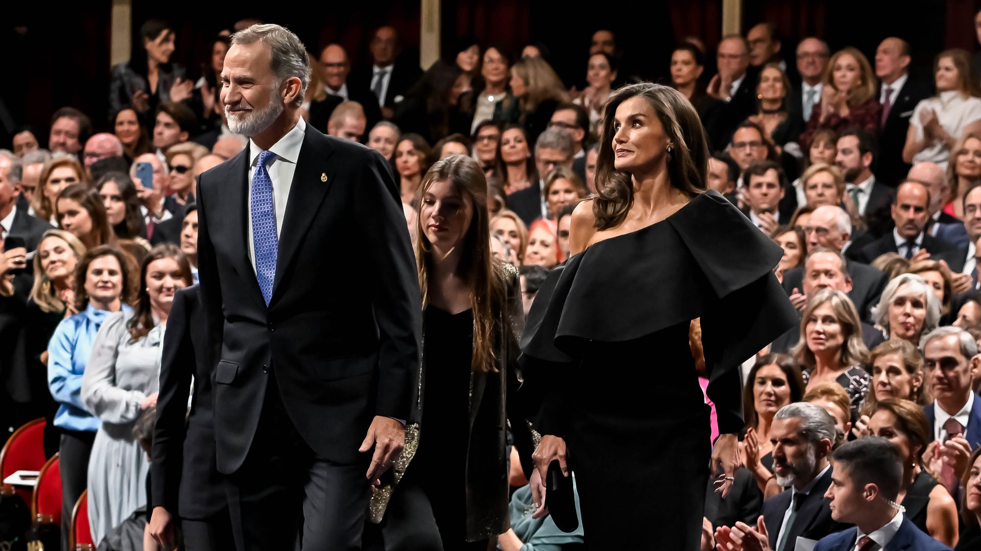 La reina Letizia sorprende con vestido negro de volante XXL 