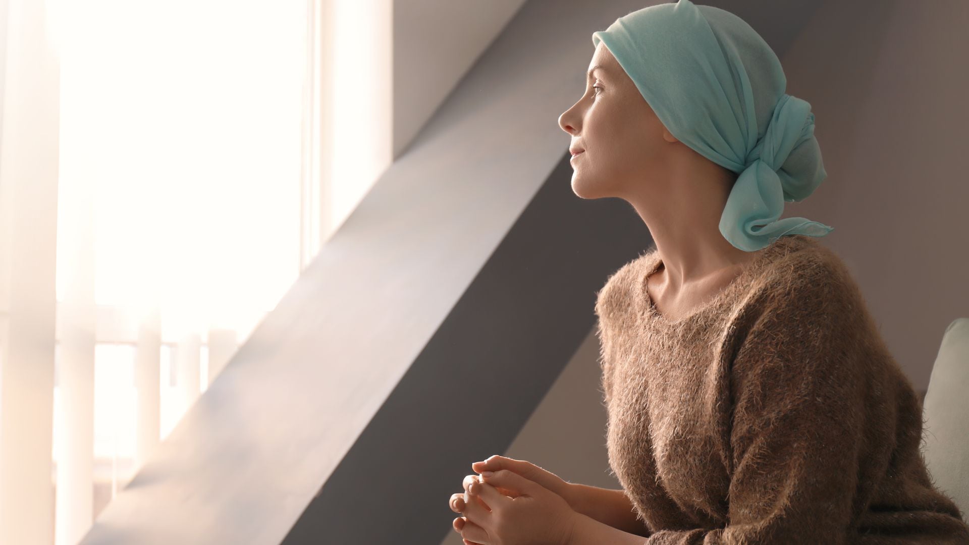 mujer joven con cáncer con un pañuelo en la cabeza