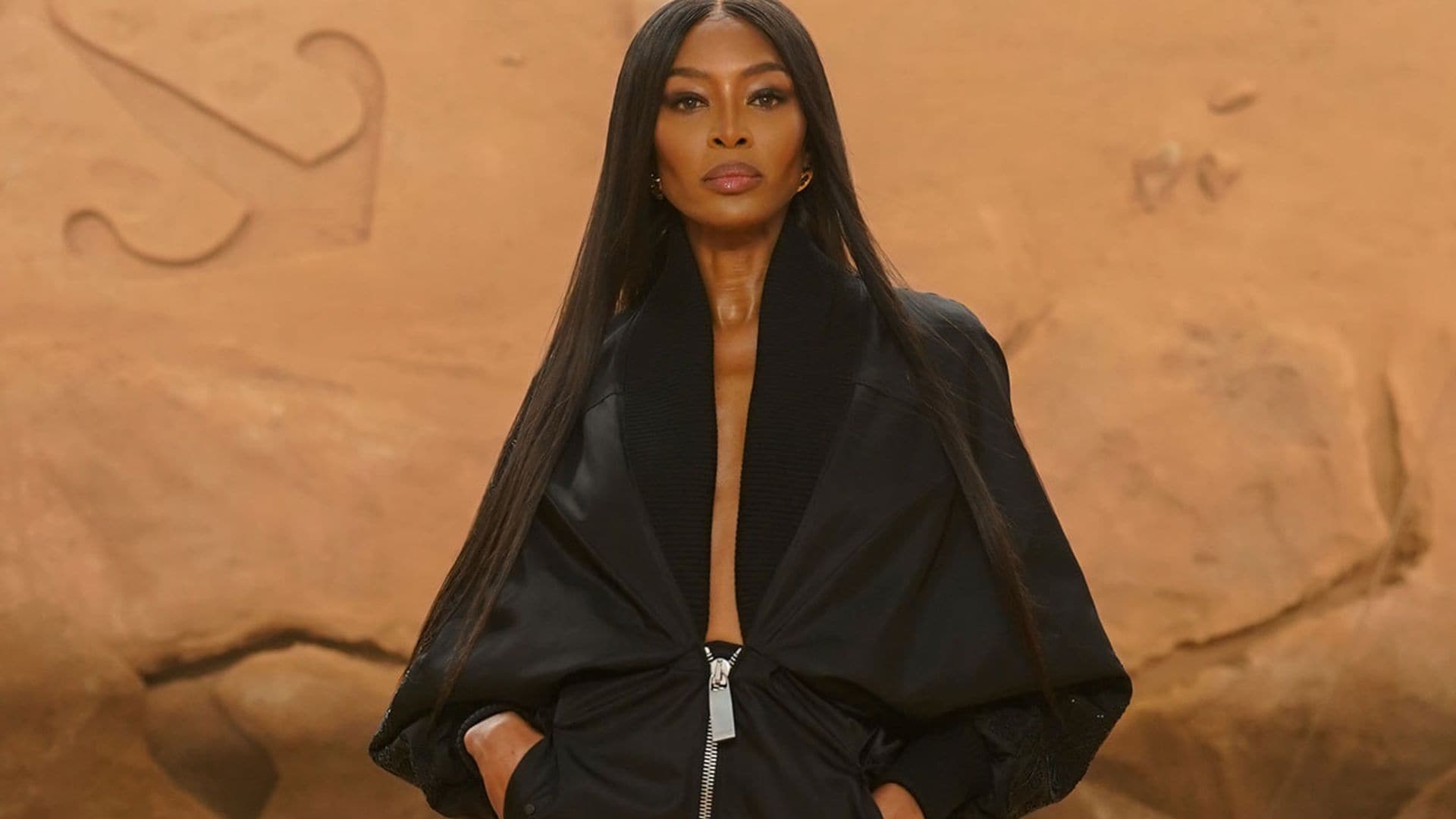 Naomi Campbell capitanea las nuevas propuestas de Off-White en París