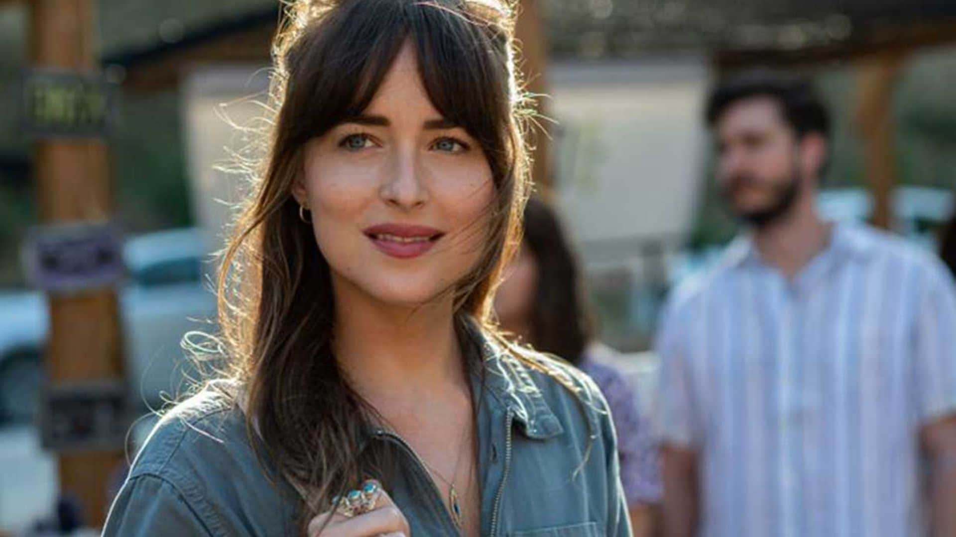 Los pendientes asequibles y con lista de espera de Dakota Johnson en la película 'Personal Assistant'