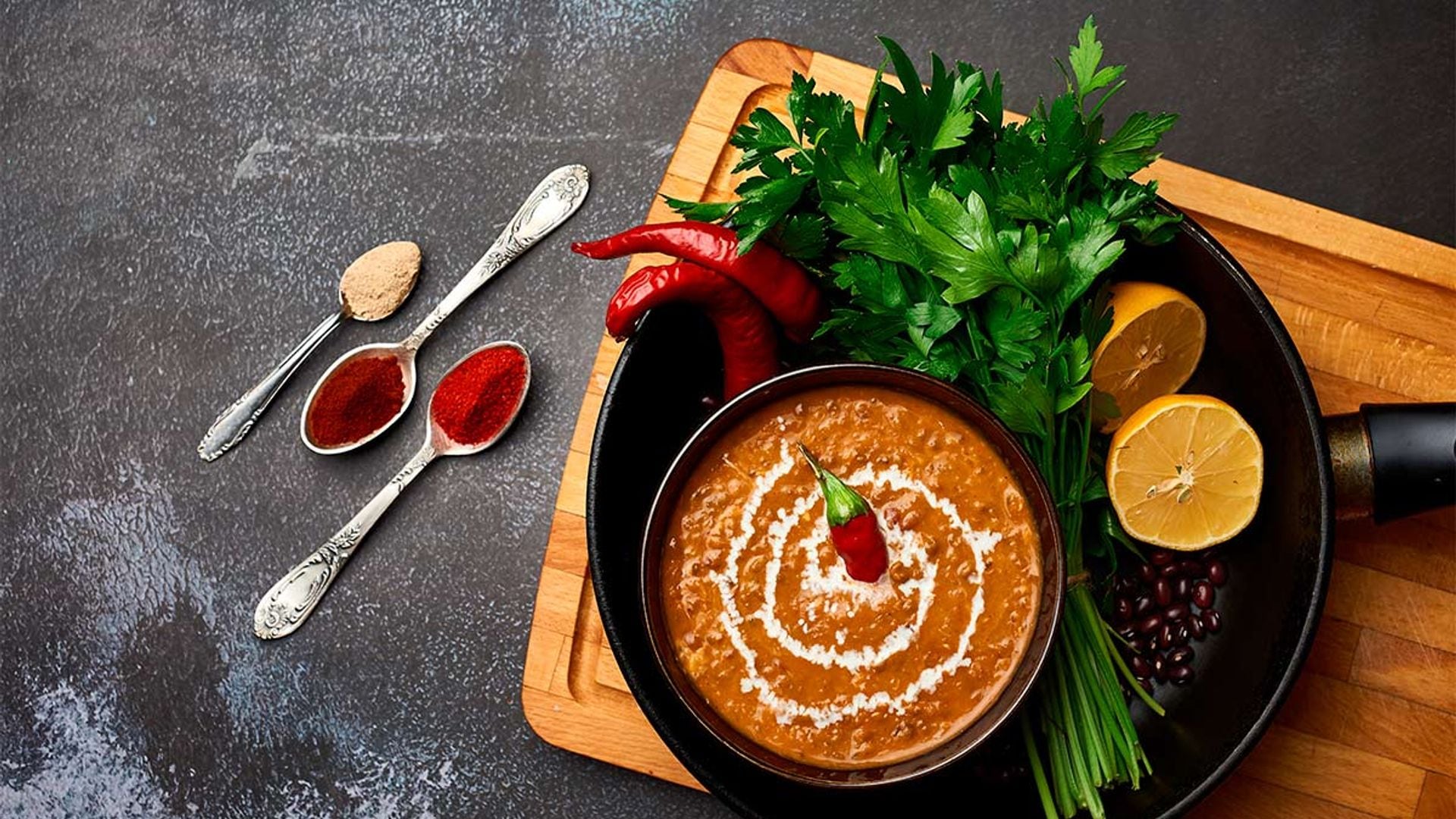 'Dal Makhani' (guiso de lentejas y judías pintas)