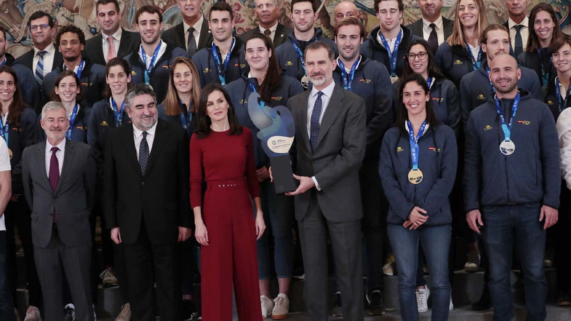 Un espontáneo 'selfie' y dos originales regalos en el encuentro de los Reyes con la Selección de Waterpolo