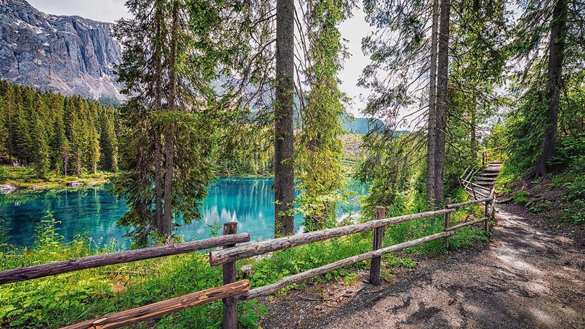 El lago arcoíris de los Dolomitas y otros lugares insólitos de colorines