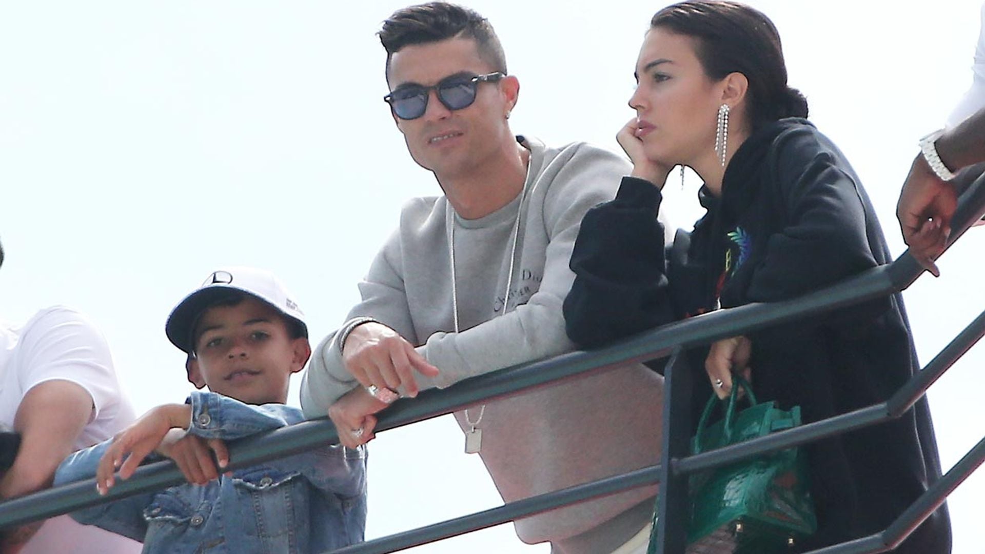 Cristiano Ronaldo viaja con Georgina a Portugal para estar junto a su madre hospitalizada