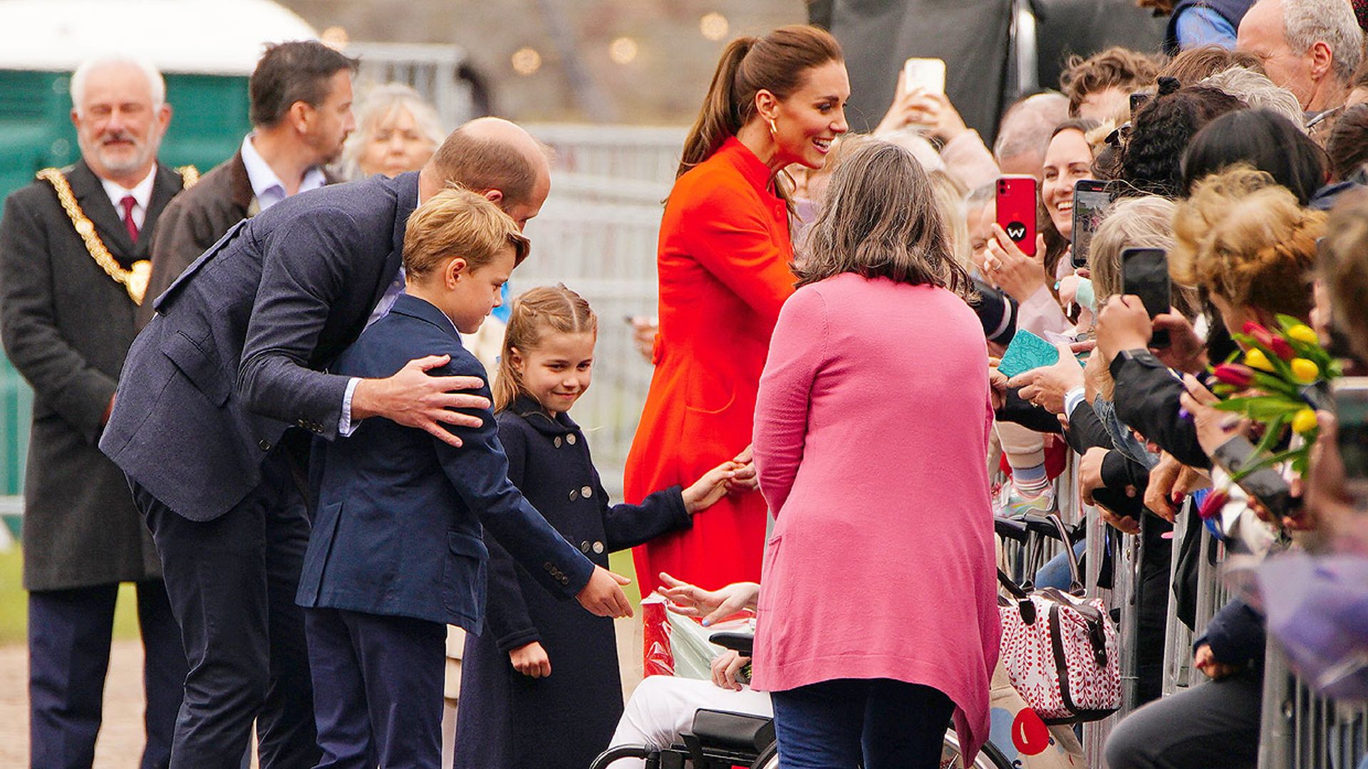 George y Charlotte de Cambridge conquistan Cardiff junto a sus padres en su primera visita oficial a Gales