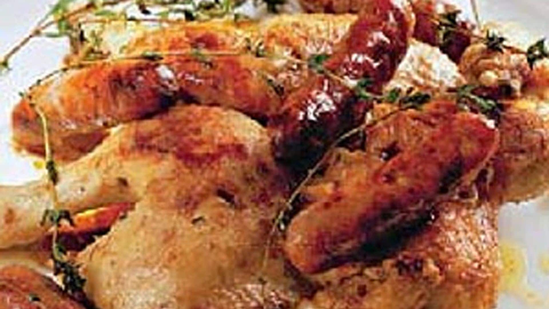 Pollo con salchichas al aroma de tomillo