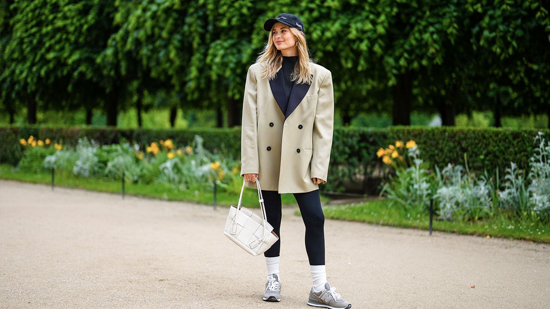 Apuesta por la comodidad con las 10 zapatillas que combinan (también) con faldas y vestidos