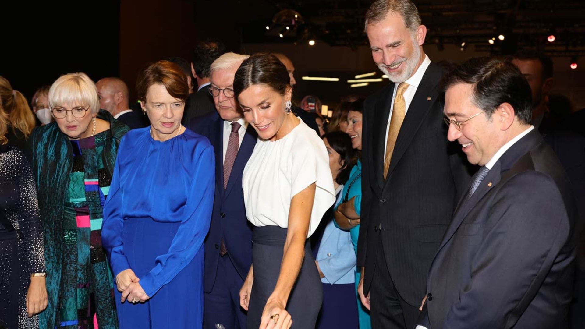 La Reina 'meditando' y un cariñoso reencuentro en la inauguración de la Feria del Libro de Fráncfort con sabor español