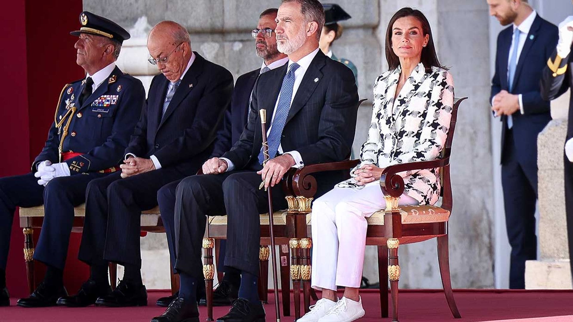 Estos son los beneficios de usar zapatillas 'barefoot' como las de la reina Letizia