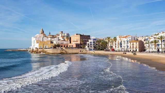sitges una pequena ciudad costera imprescindible de barcelona