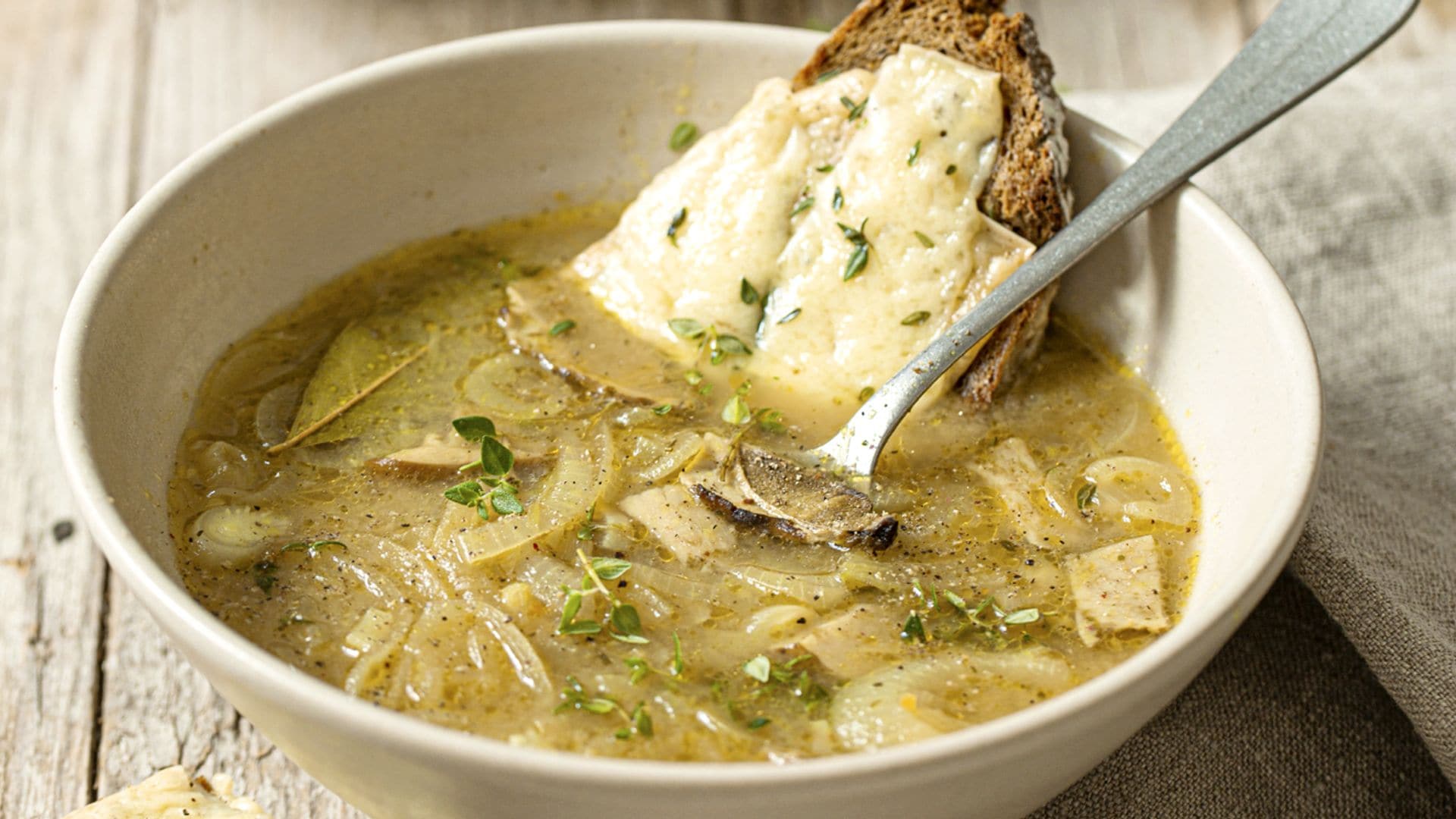 Sopa de cebolla con boletus