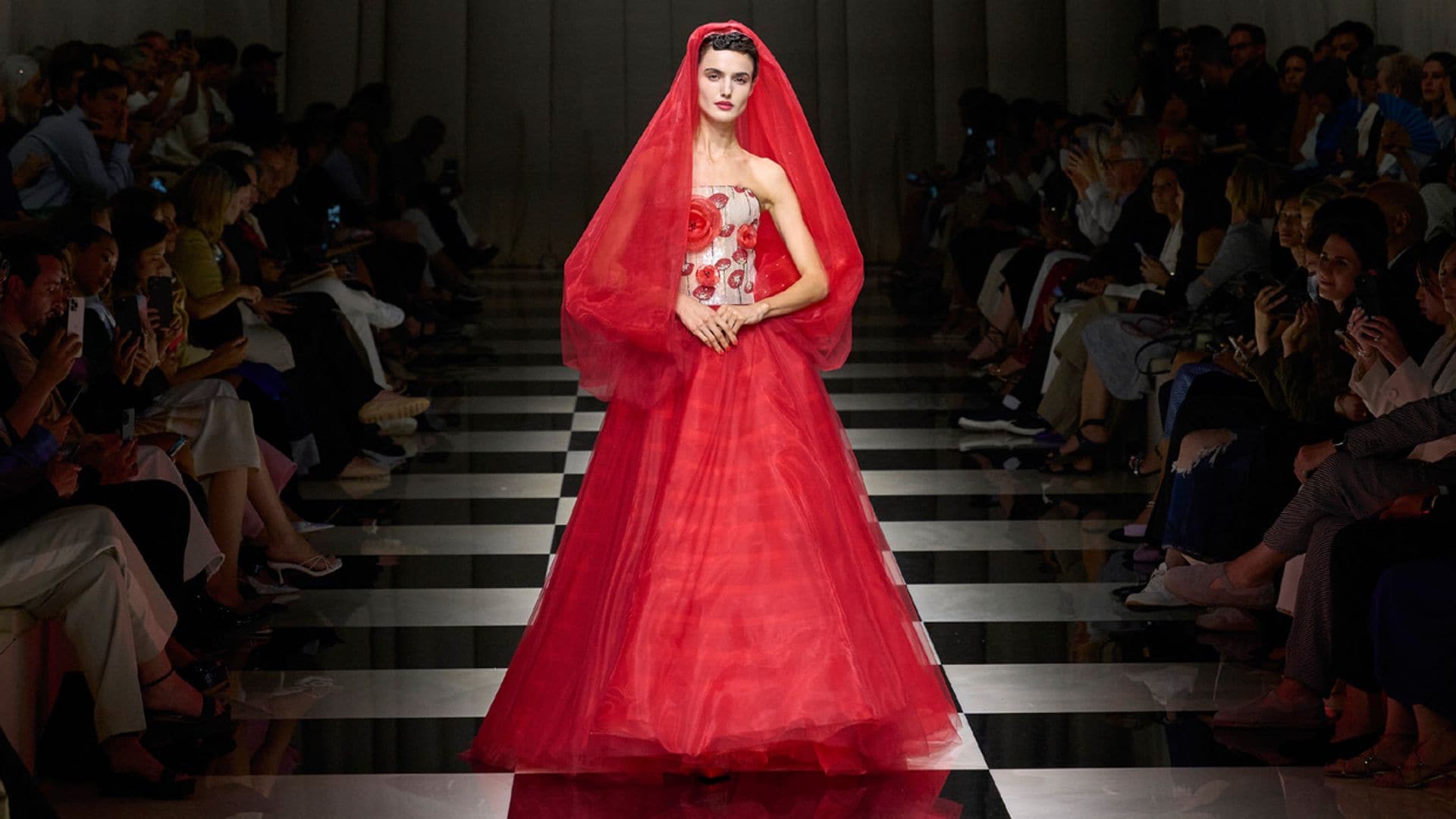 Blanca Padilla cierra el desfile más seductor de Giorgio Armani Privé, inspirado en las flores