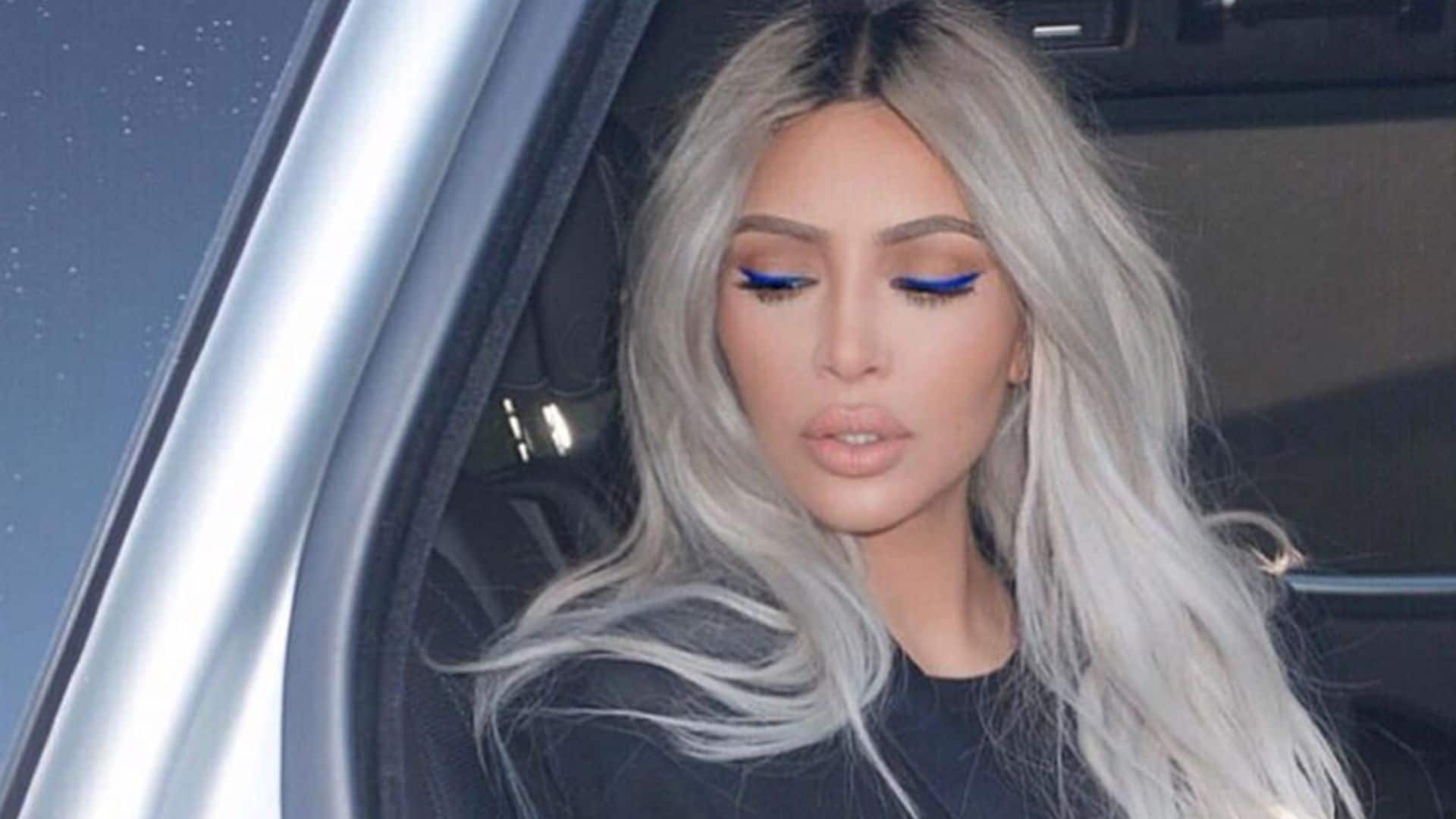 Hay una razón por la que Kim Kardashian utiliza 'eyeliner' azul