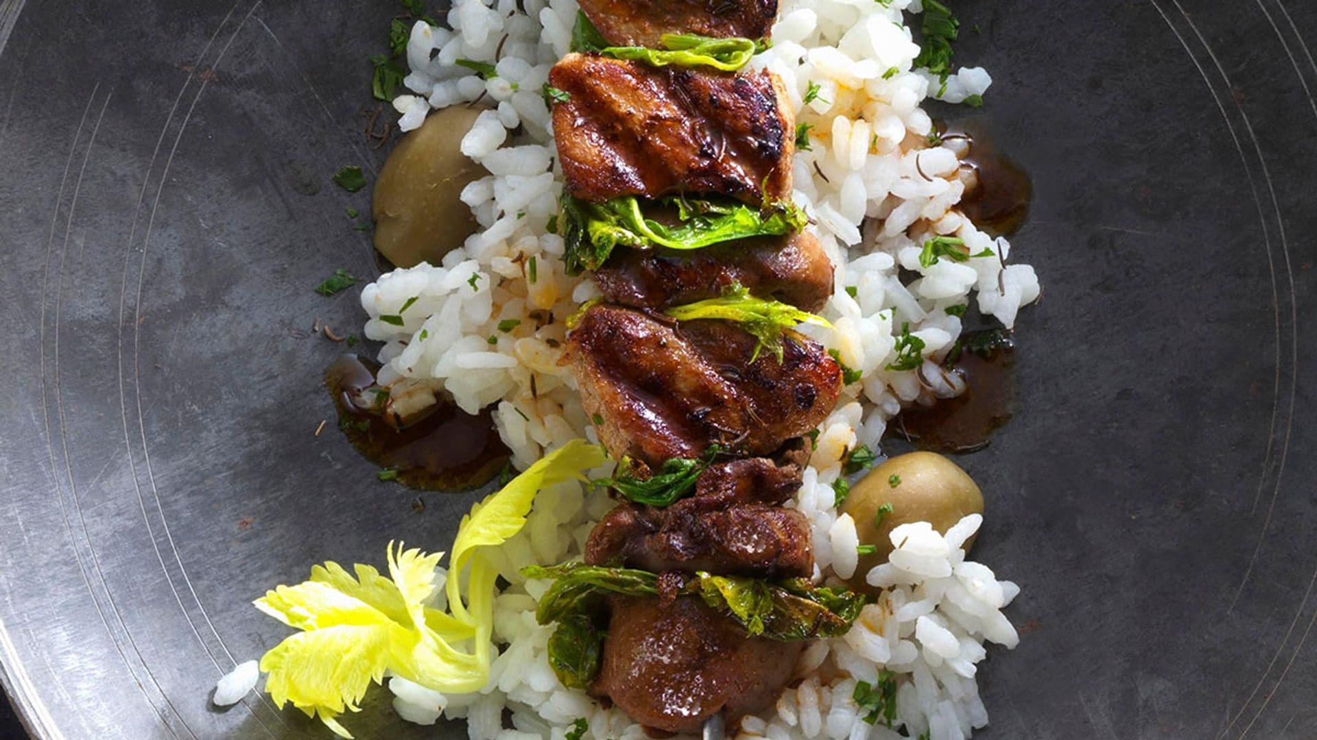 Brochetas de cerdo marinado con arroz salteado