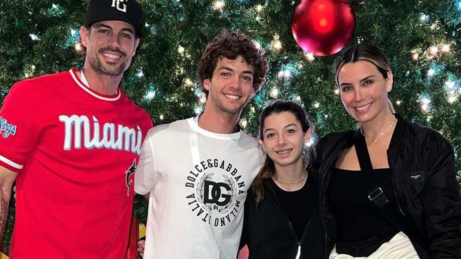 En familia, William Levy y Elizabeth Gutiérrez celebran el campeonato de béisbol de su hijo mayor