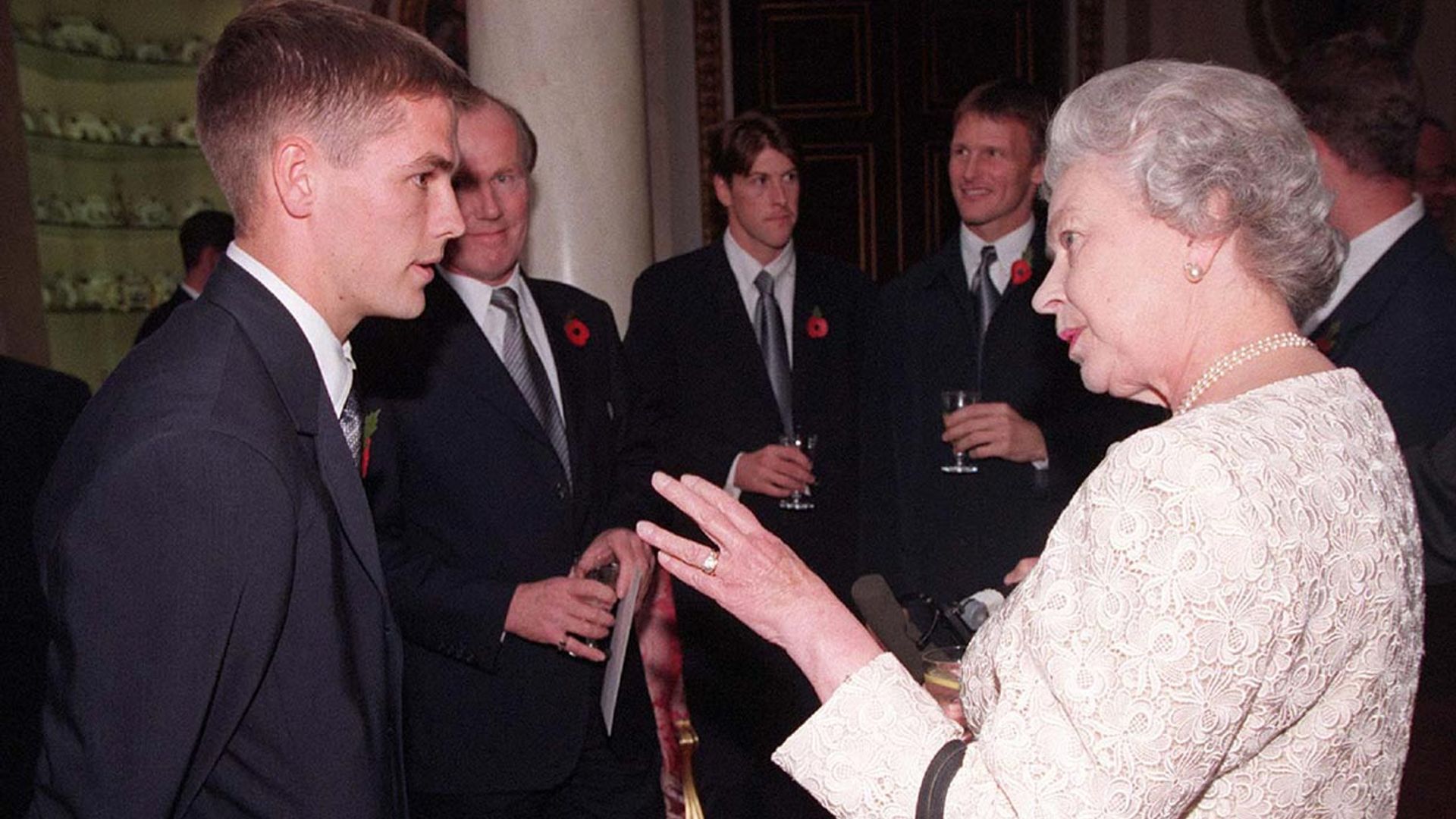 La simpática regañina de Isabel II al exfutbolista Michael Owen ¡por un sombrero!