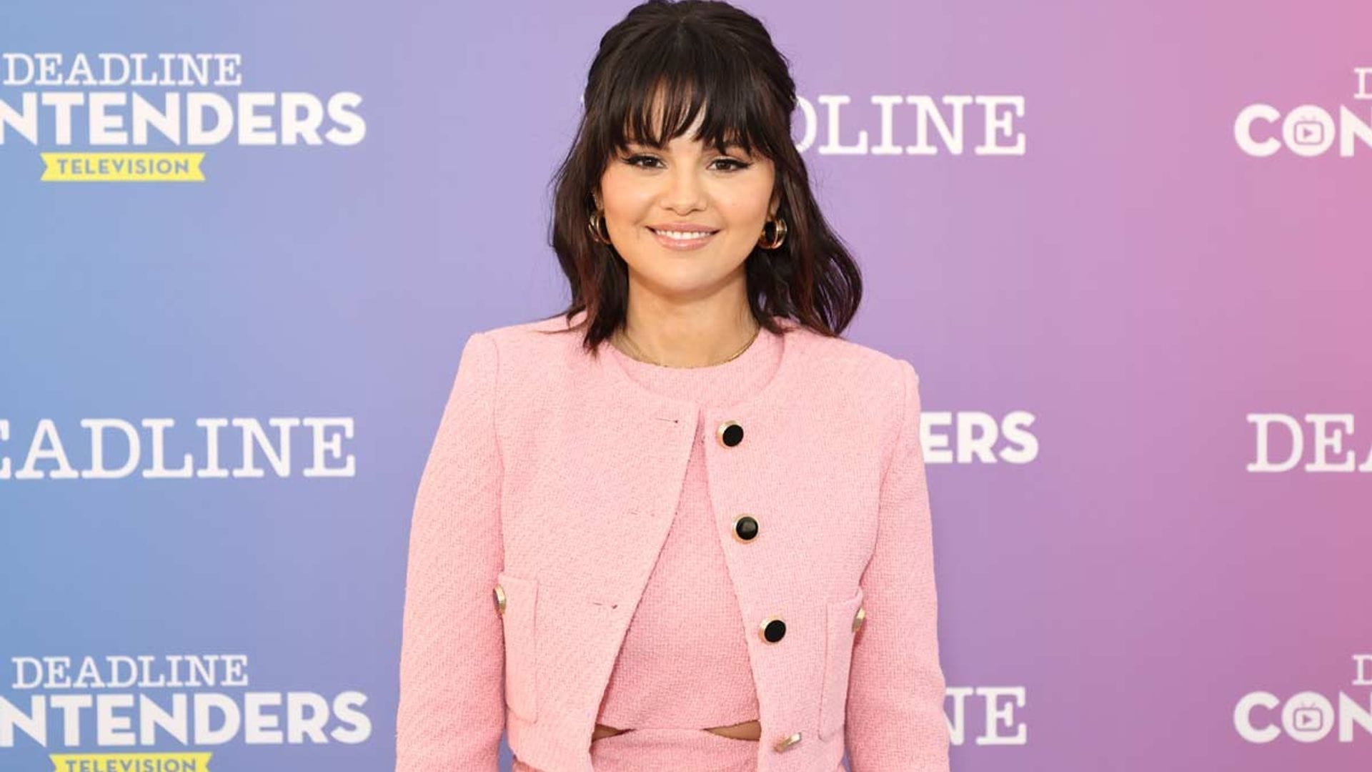 Selena Gomez se rinde a la moda española con el icónico look rosa que adoran las veinteañeras