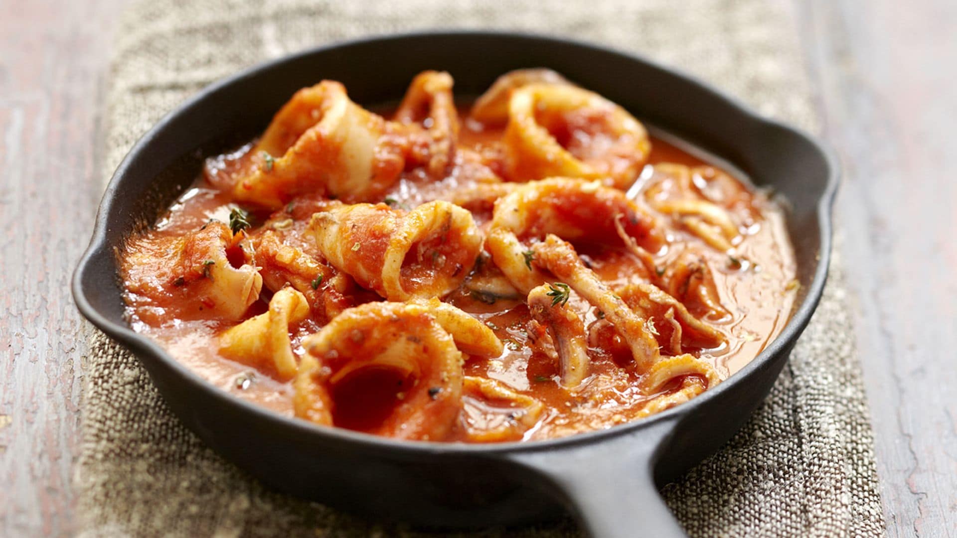 Calamares con tomate al vino blanco