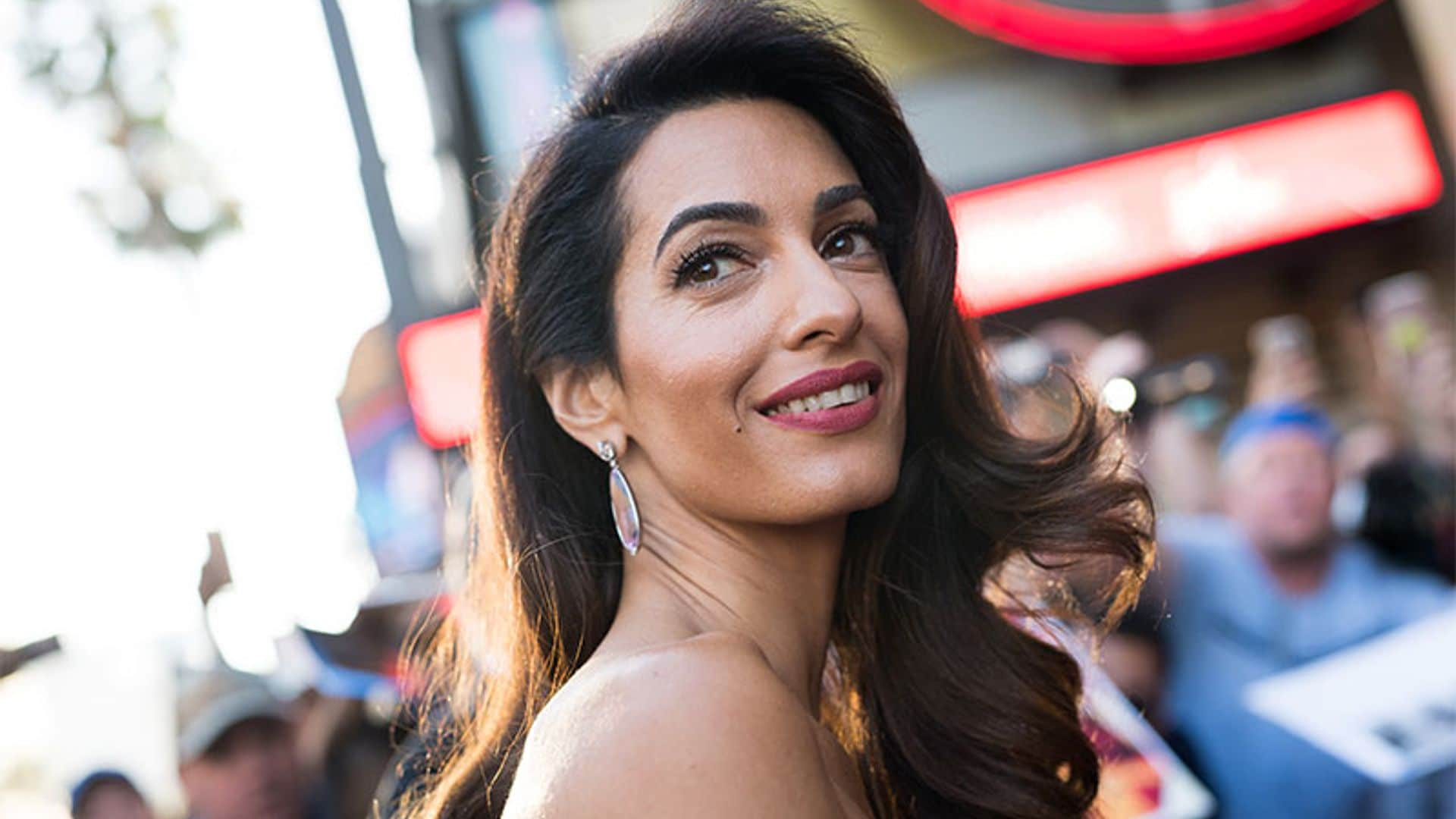 Amal Clooney o el éxito del 'burgundy' entre las invitadas que no quieren ir de negro