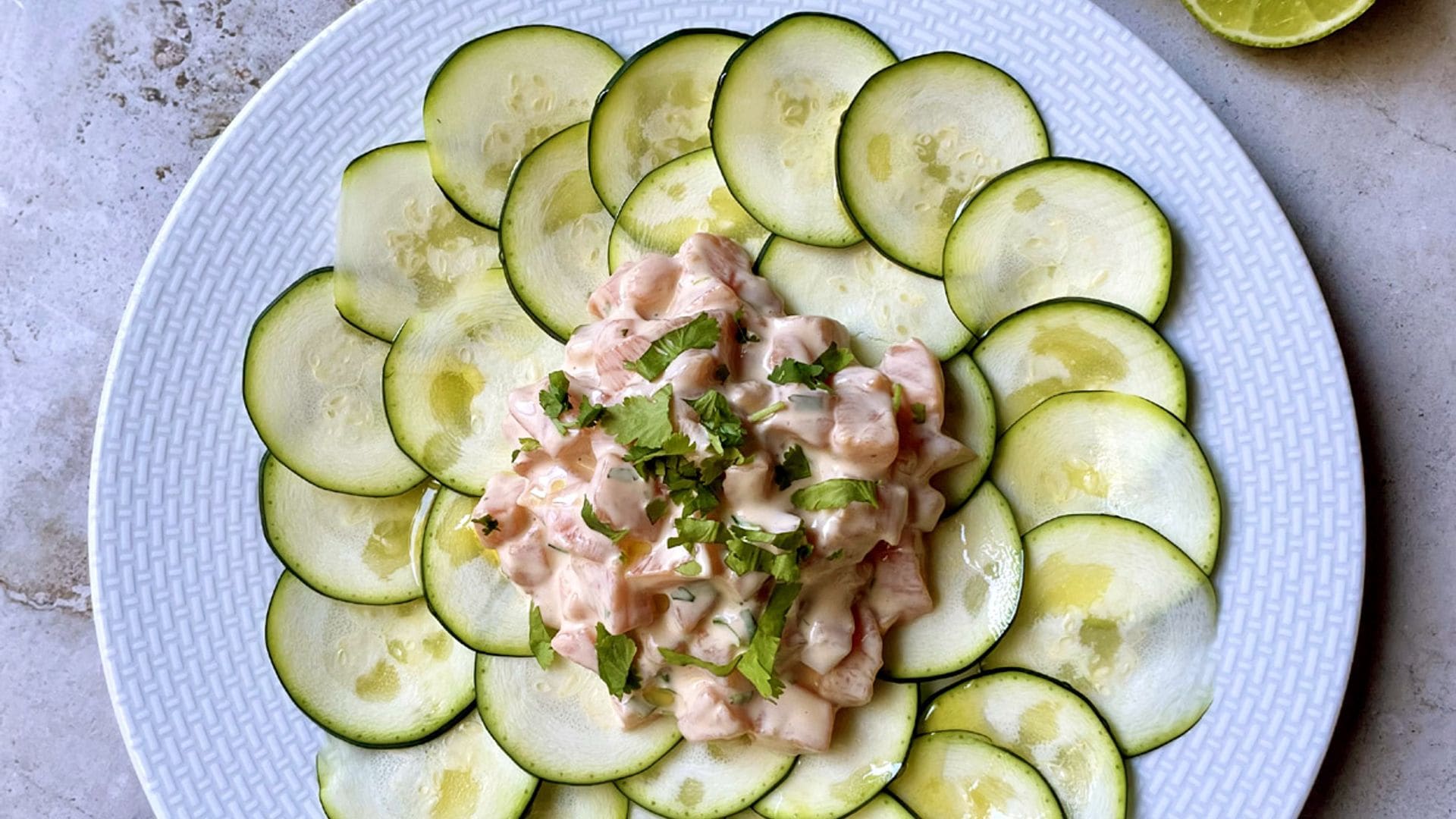 Tartar de salmón sobre 'carpaccio' de calabacín