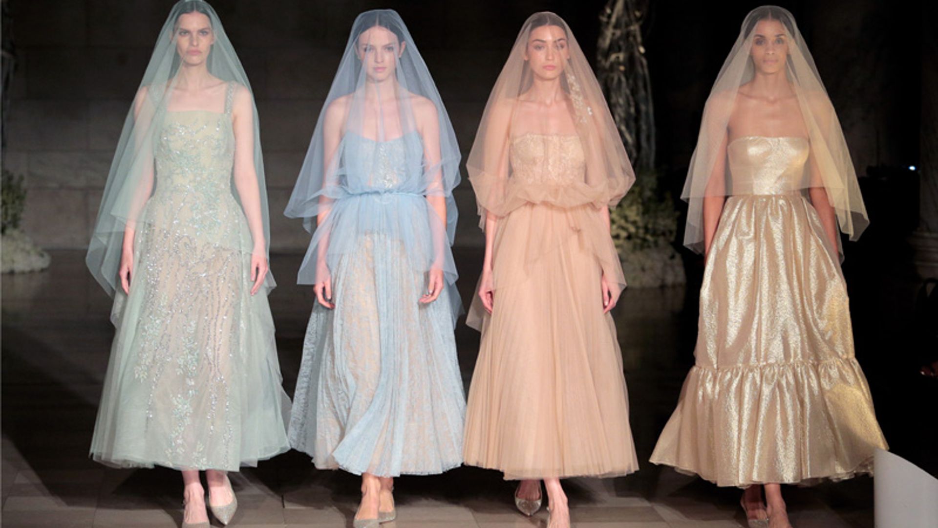 Reem Acra y el poder de los vestidos de color para novias de invierno