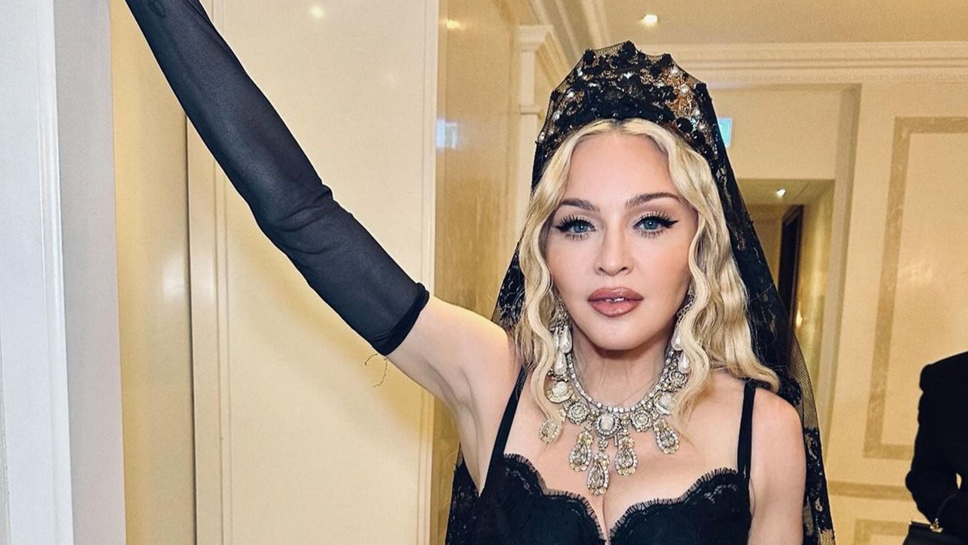 Madonna protagoniza el desfile de una conocida firma italiana con vestido lencero, velo de encaje y maxicorona