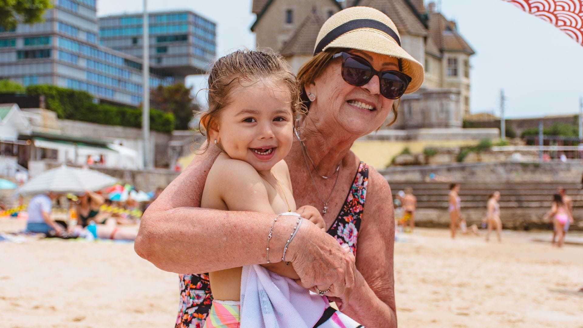 Abuela abraza a su nieta en la playa