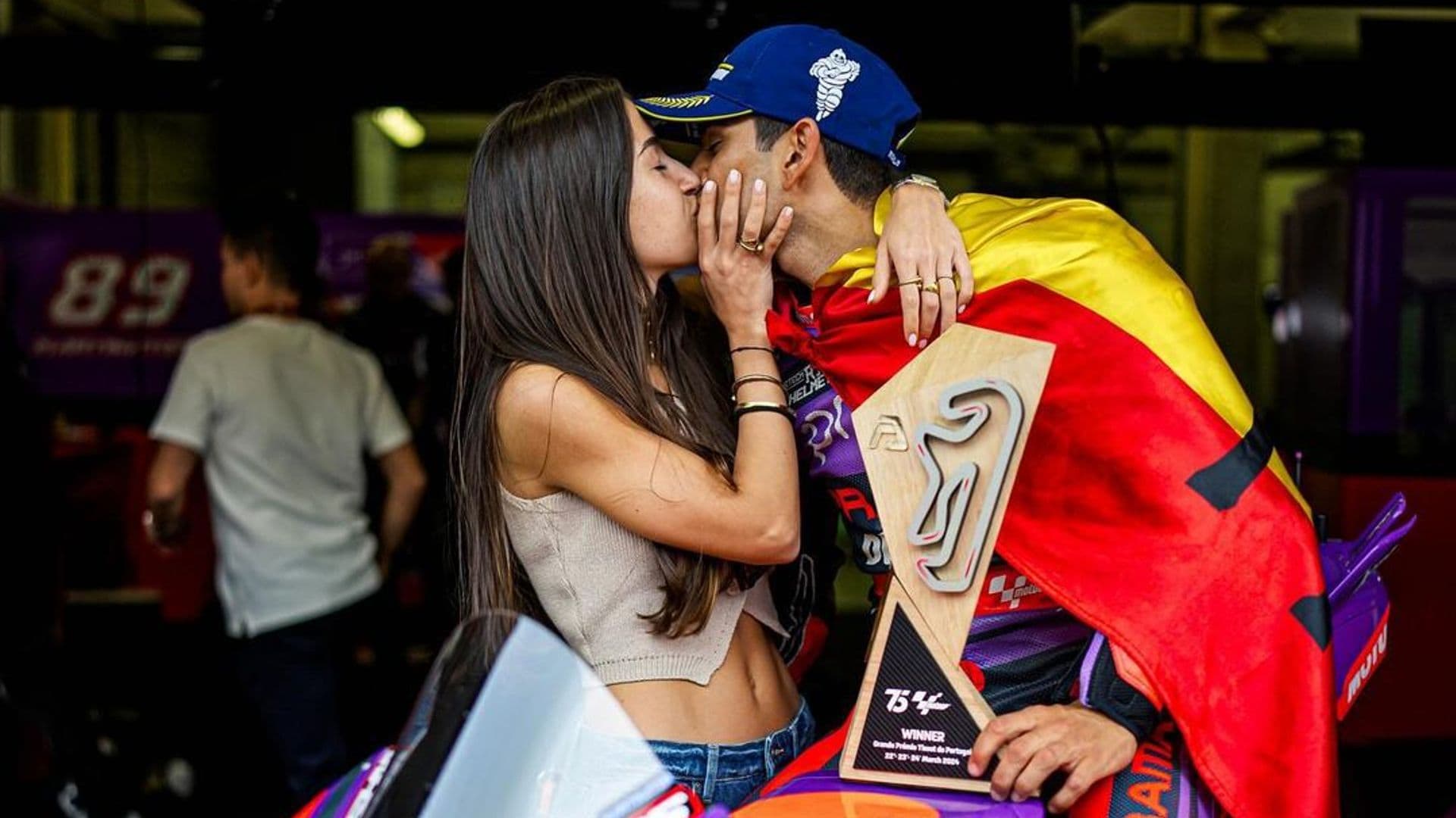 Las lágrimas de María Monfort, novia de Jorge Martín, tras proclamarse el piloto campeón del mundo de MotoGP