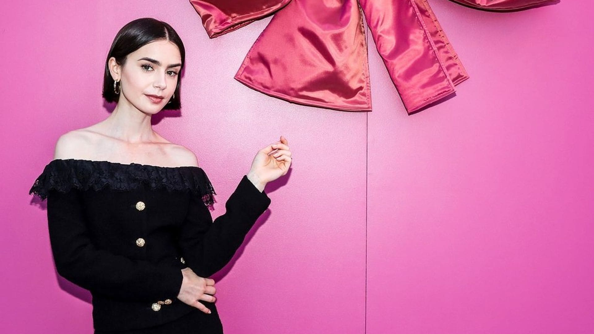 Lily Collins y su look de chaqueta Bardot y minifalda en el evento para fans de ‘Emily in Paris’