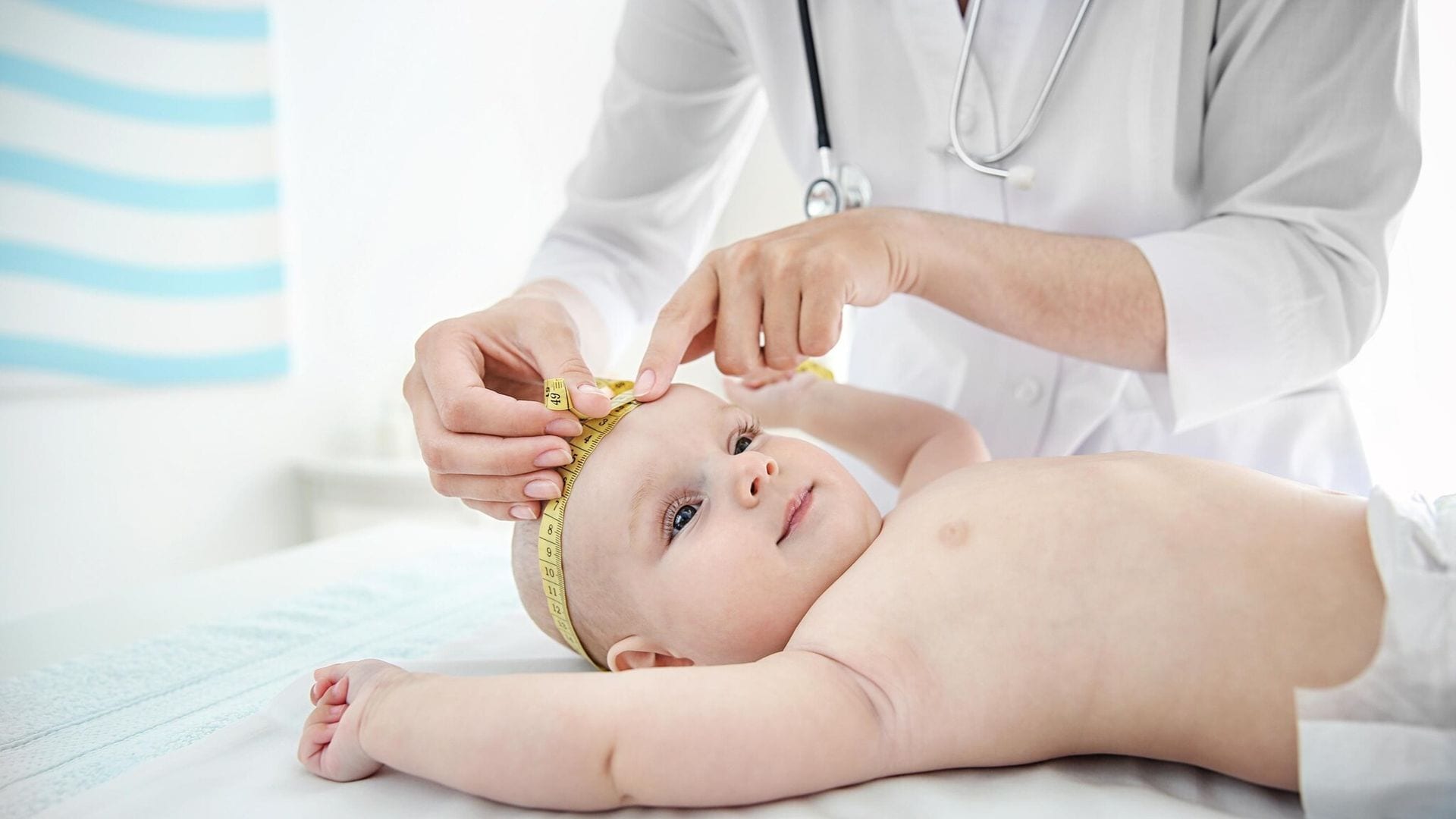 medici n cabeza beb en el pediatra