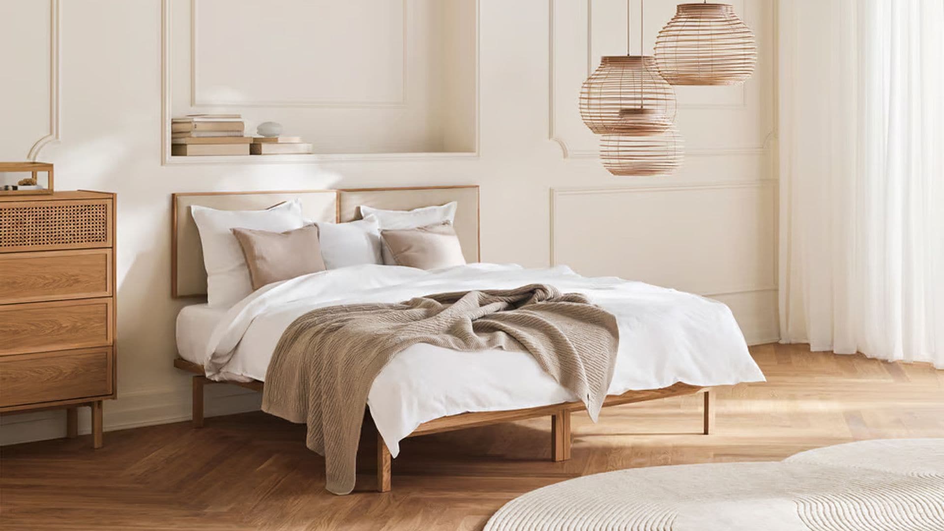 ¿Tu dormitorio está decorado en tonos neutros? Así puedes convertirlo en un espacio más cálido y acogedor