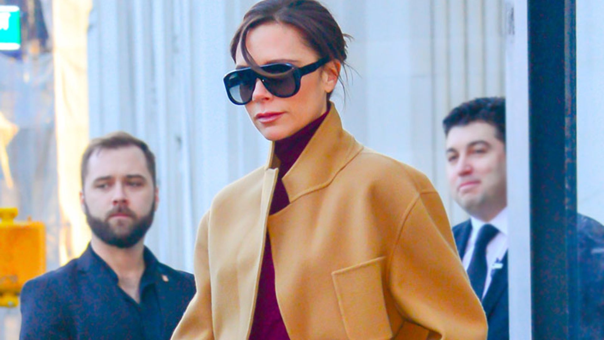 Muletas y tacones, ¿una combinación imposible? ¡No para Victoria Beckham!