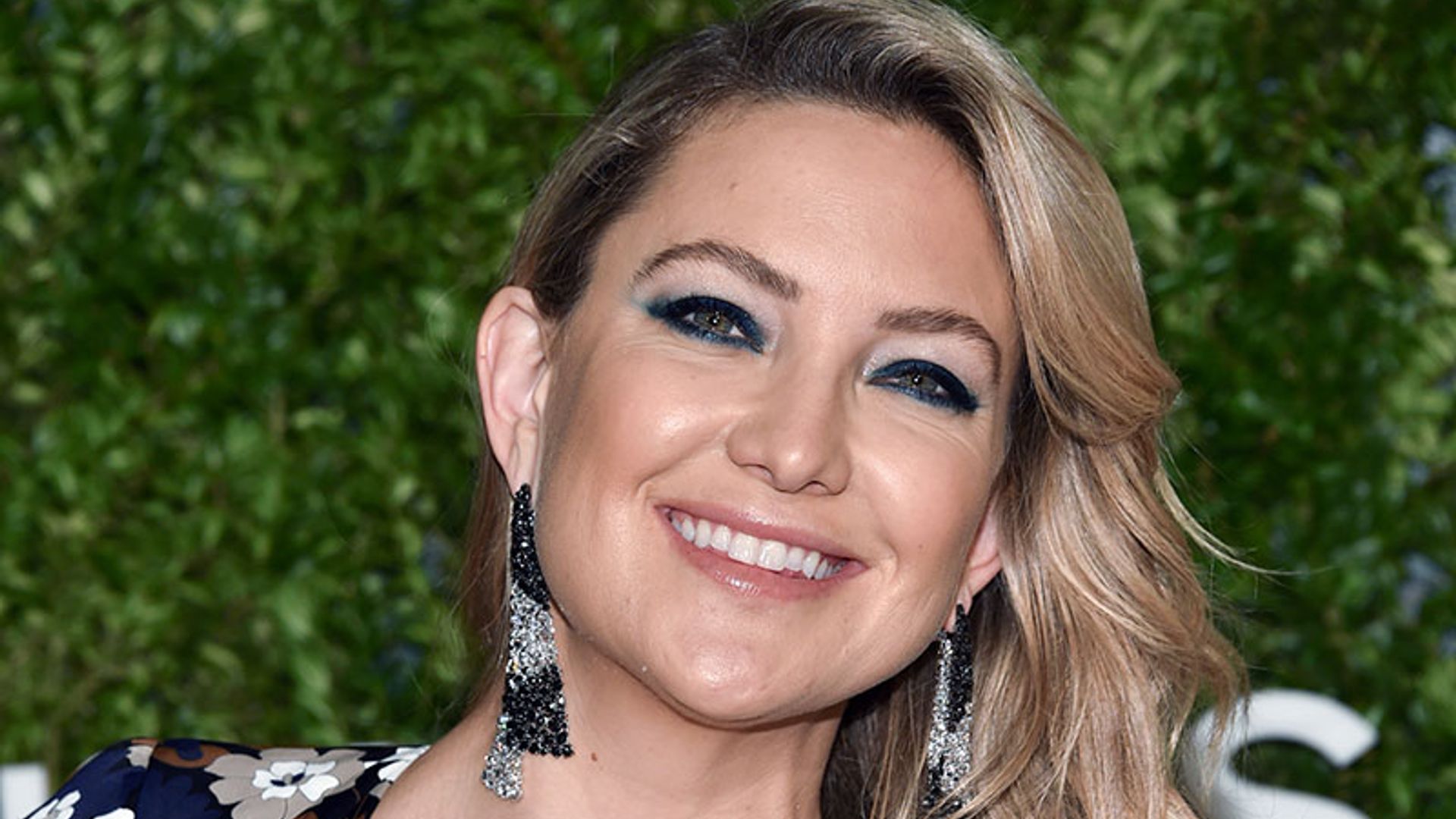 Kate Hudson sigue los pasos de Cara Delevinge y se rapa la cabeza