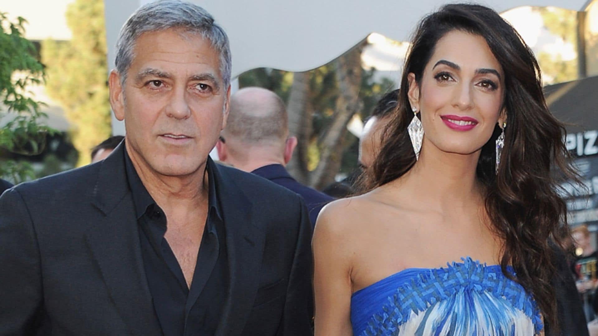 Ni te imaginas el motivo por el que George y Amal Clooney repartieron auriculares en un avión