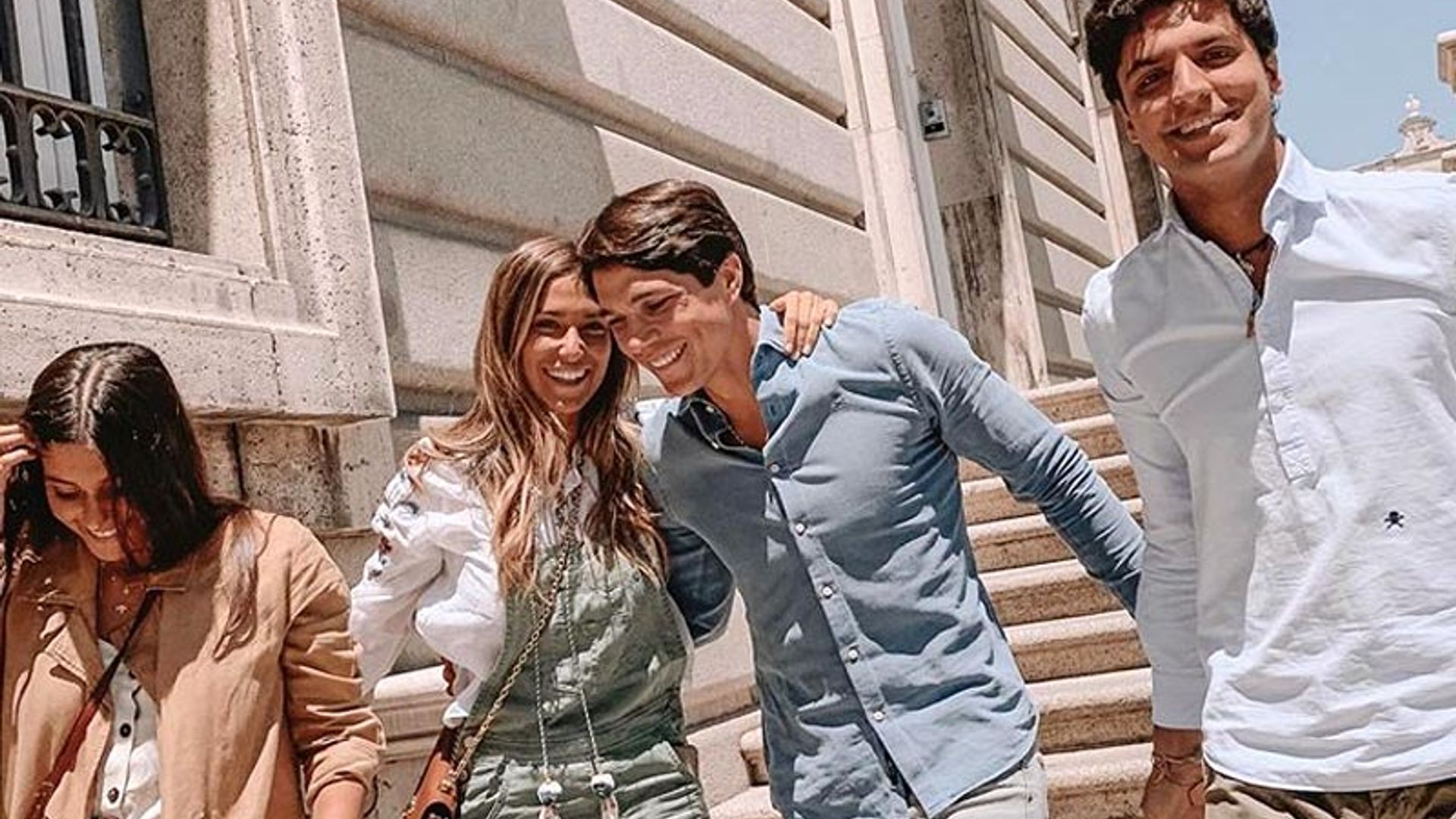 María Pombo y Pablo Castellano calientan motores con una preboda festiva y marinera