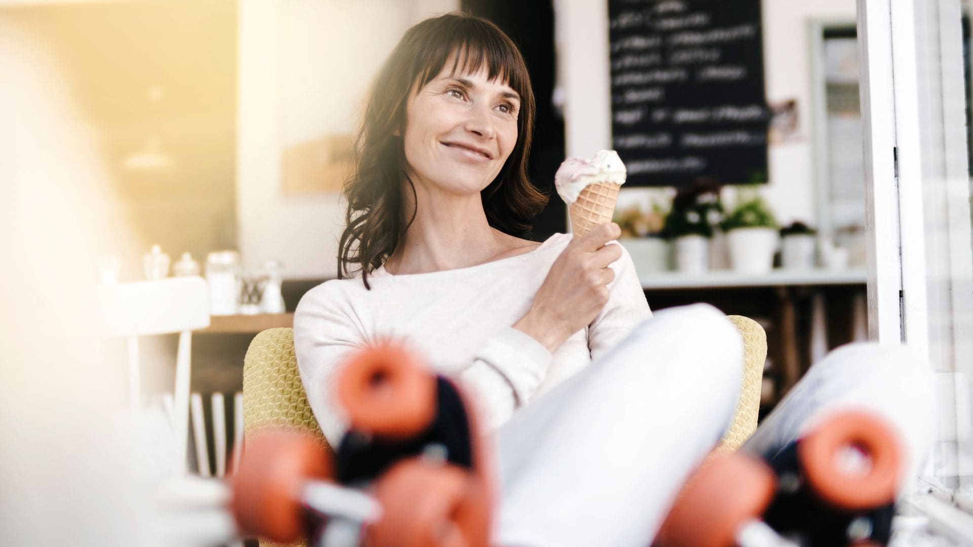 Mujer comiendo un helado