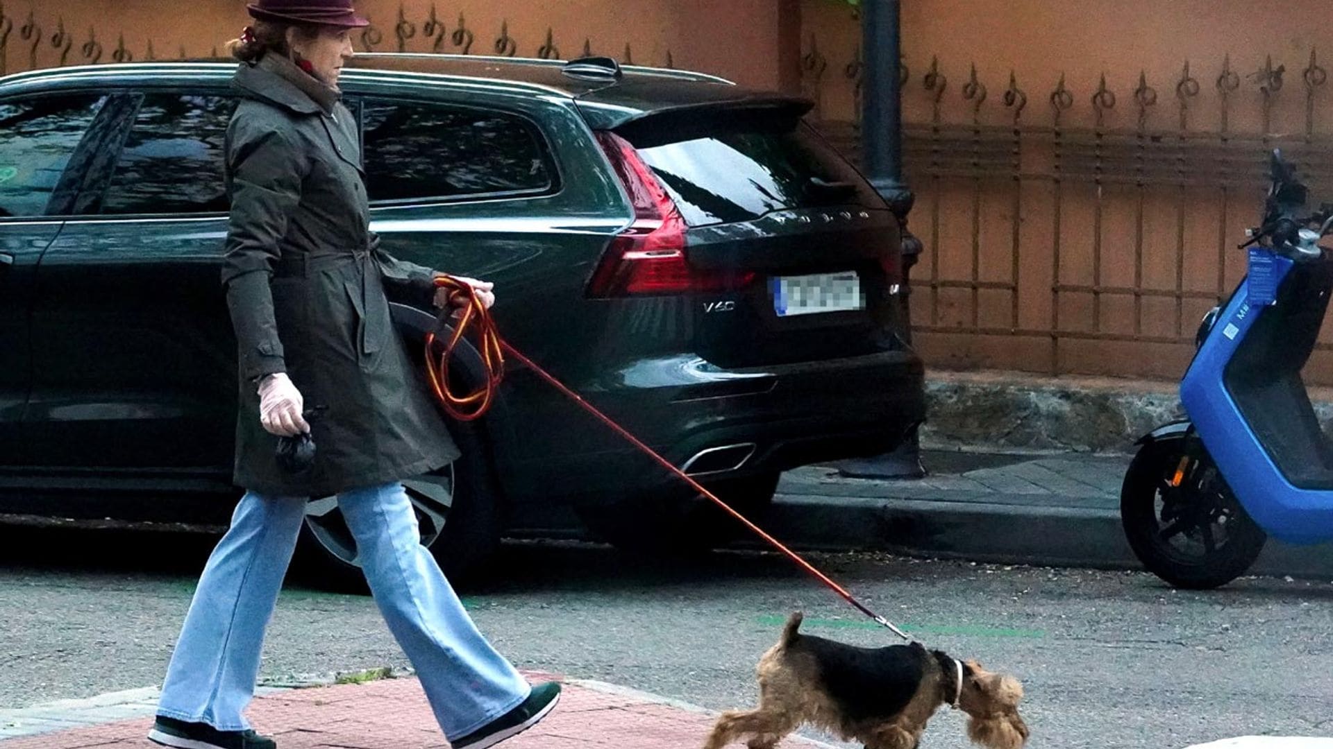 Con guantes, sola y cerca de casa: la infanta Elena cumple con las normas de la cuarentena