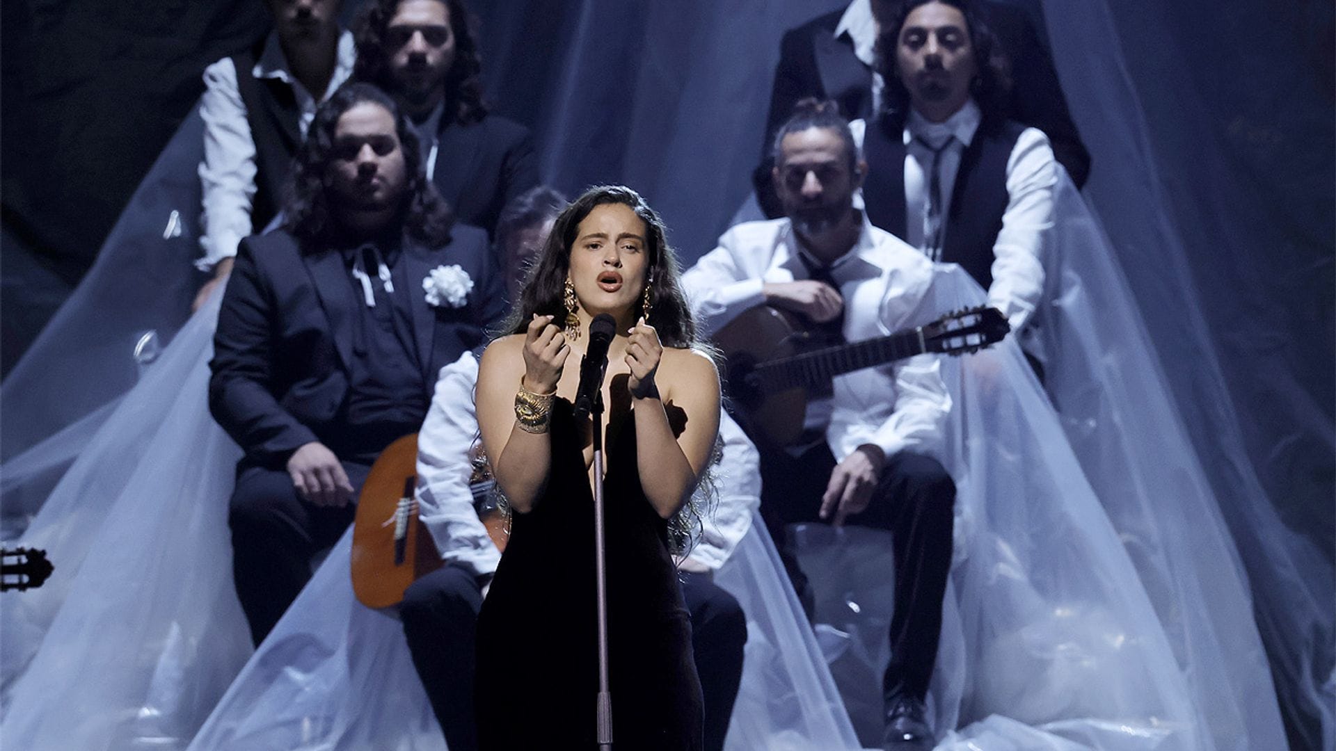 Rosalía canta 'Se nos rompió el amor' en los Grammy Latinos 2023 delante de su ex Rauw Alejandro