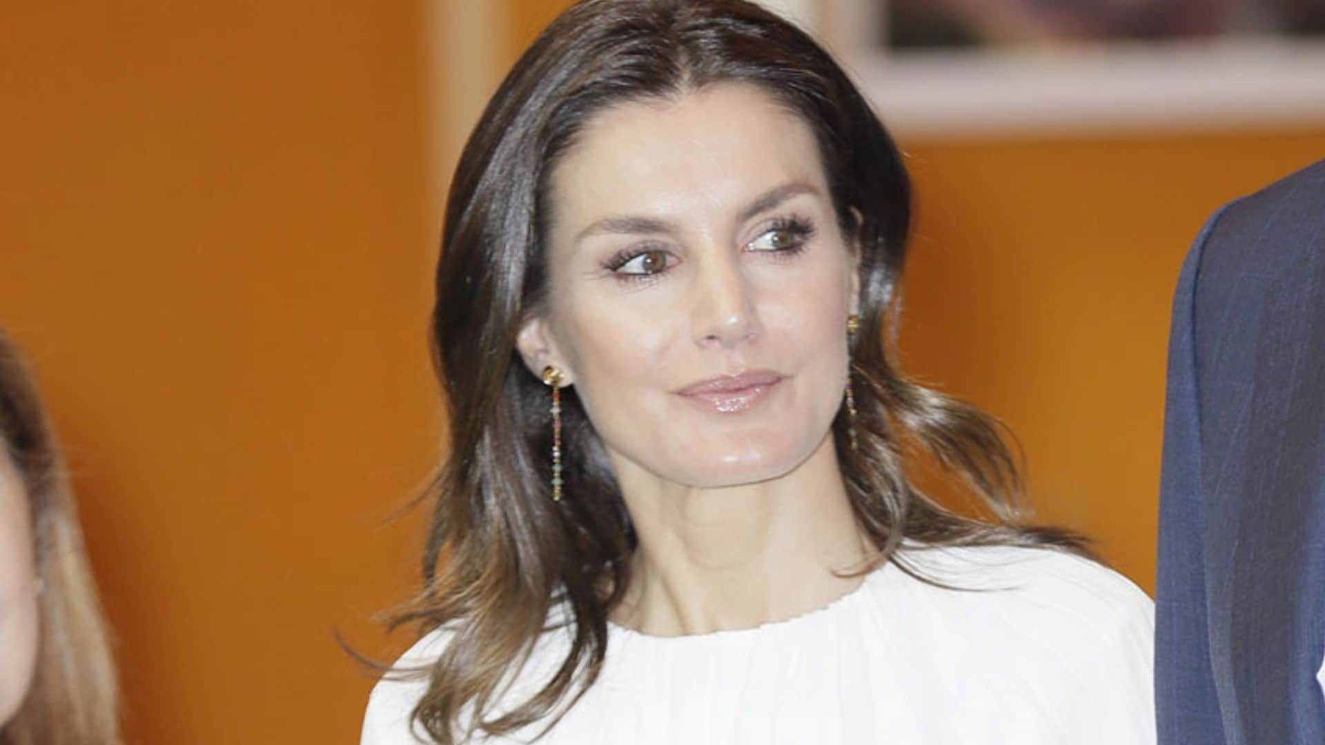 Doña Letizia vuelve a las rebajas y estrena la falda 'Rania'