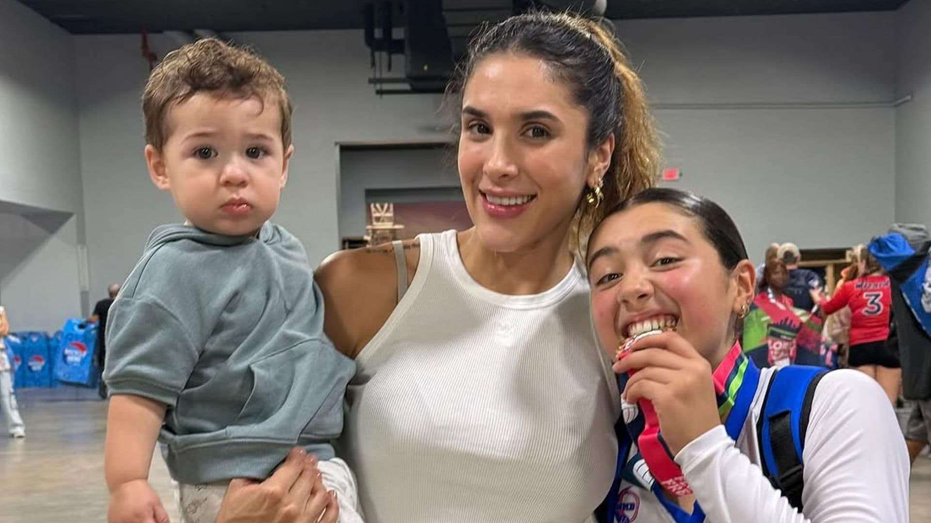 Salomé Rodríguez demuestra que es una talentosa jugadora de voleibol, igual que su mamá, Daniela Ospina